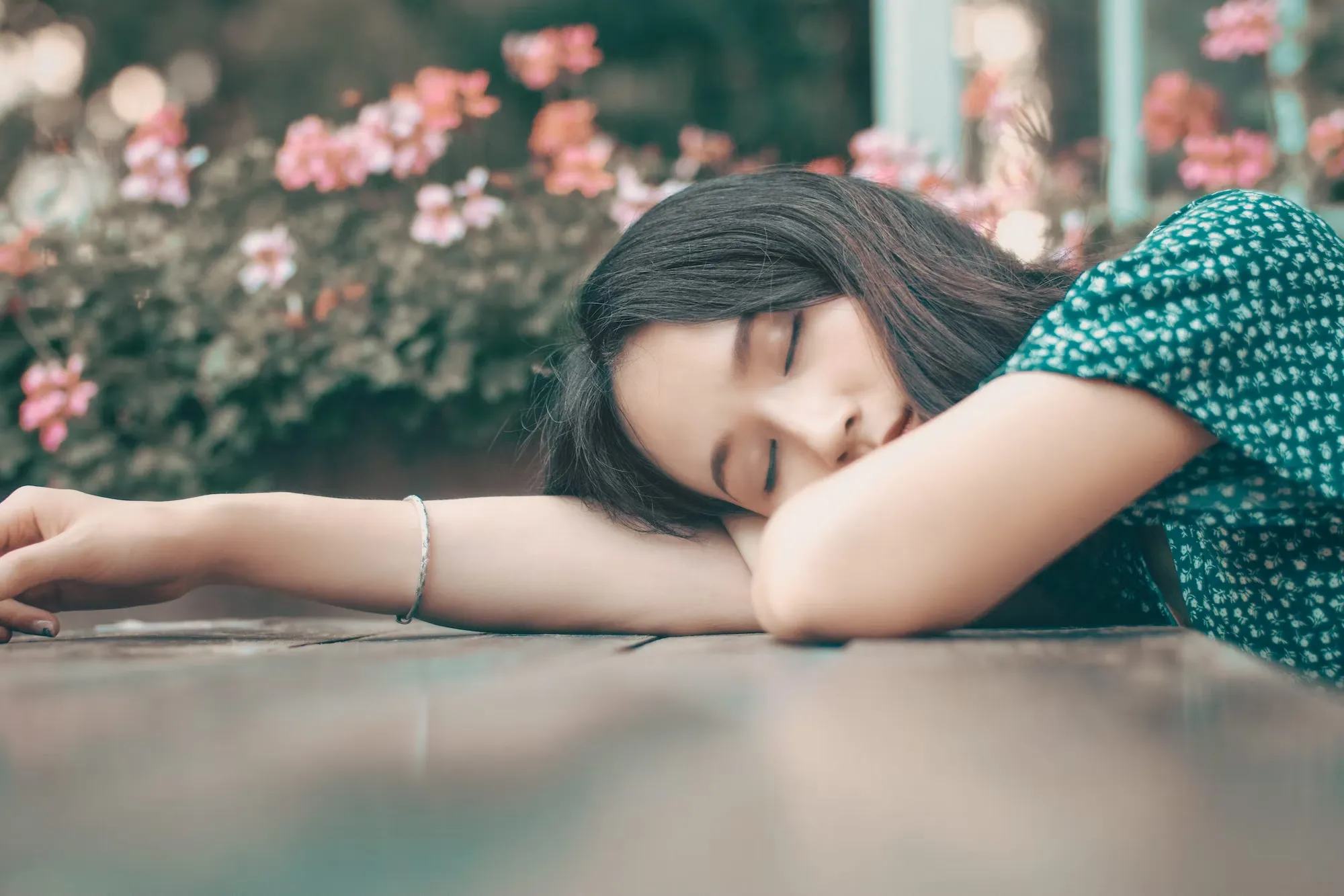 

A picture of a person sleeping peacefully in bed, with a box of Euphytose Nuit sleeping pills on the nightstand.